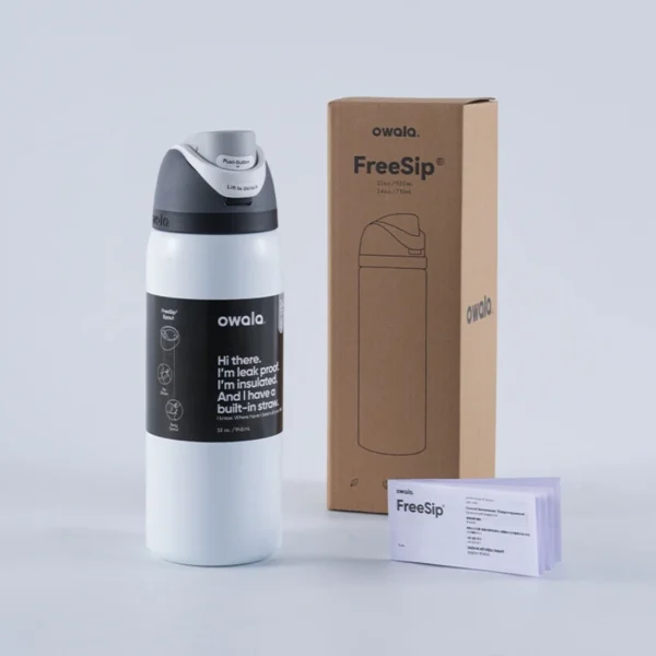 Insulated stainless steel water bottle with closed straw lid