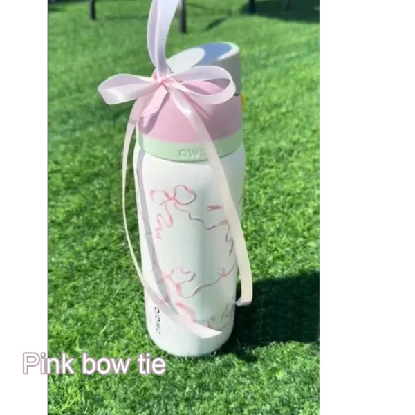 Insulated stainless steel water bottle with closed straw lid