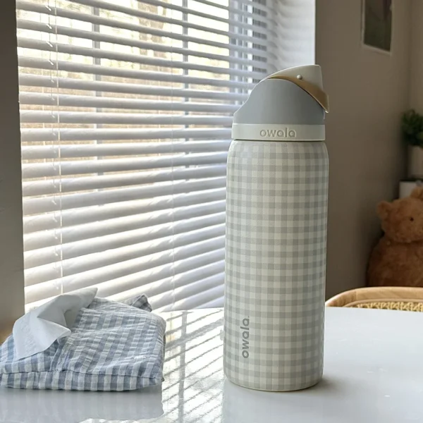 Insulated stainless steel water bottle with closed straw lid